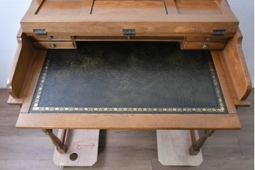 中古　イギリス　WOOD BROS(ウッド・ブロス)　Old charm(オールドチャーム)　日本では廃番の希少品!!　オーク材　彫刻入りのクラシカルなライティングデスク　(R-091954)