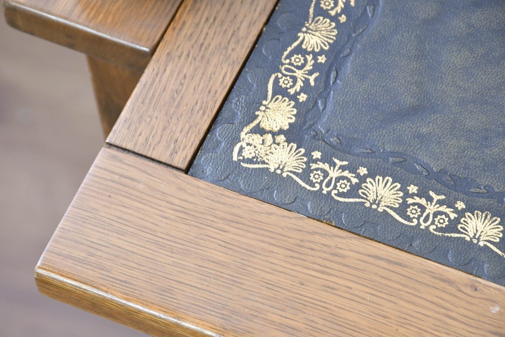 中古　イギリス　WOOD BROS(ウッド・ブロス)　Old charm(オールドチャーム)　日本では廃番の希少品!!　オーク材　彫刻入りのクラシカルなライティングデスク　(R-091954)