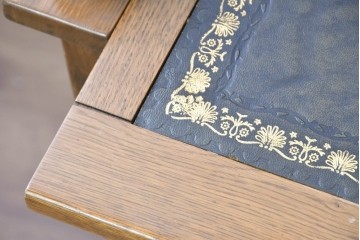 中古　イギリス　WOOD BROS(ウッド・ブロス)　Old charm(オールドチャーム)　日本では廃番の希少品!!　オーク材　彫刻入りのクラシカルなライティングデスク　(R-091954)