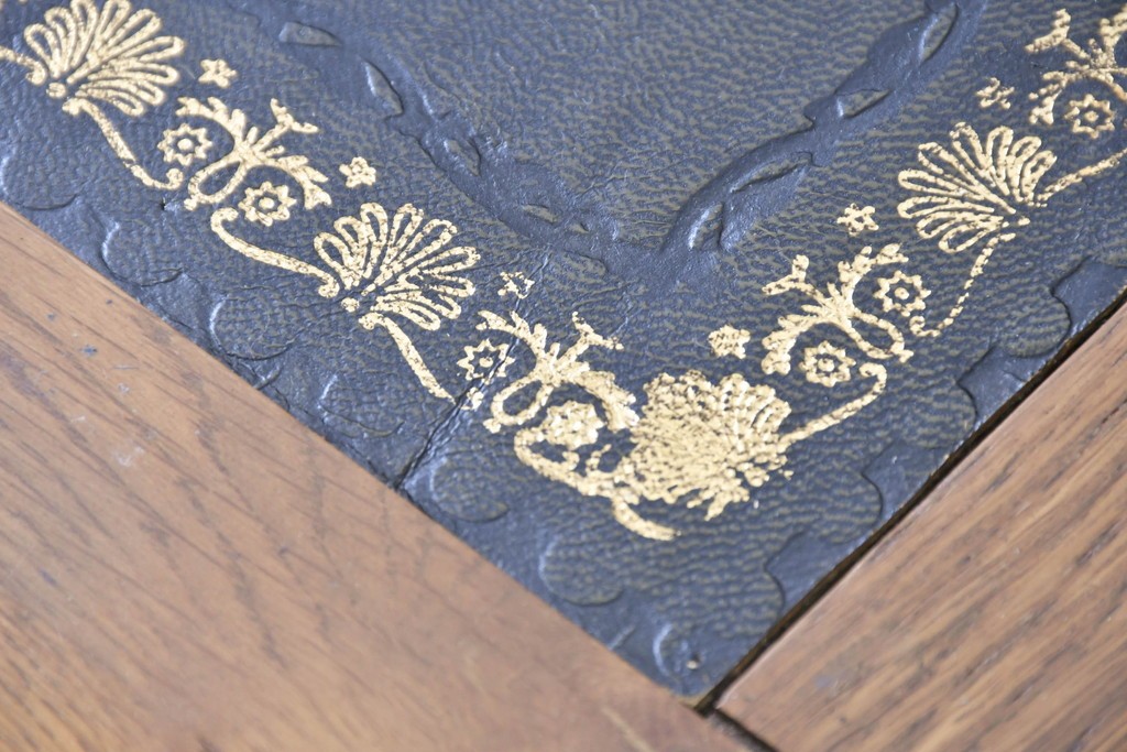 中古　イギリス　WOOD BROS(ウッド・ブロス)　Old charm(オールドチャーム)　日本では廃番の希少品!!　オーク材　彫刻入りのクラシカルなライティングデスク　(R-091954)