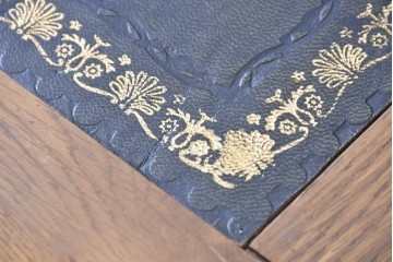 中古　イギリス　WOOD BROS(ウッド・ブロス)　Old charm(オールドチャーム)　日本では廃番の希少品!!　オーク材　彫刻入りのクラシカルなライティングデスク　(R-091954)