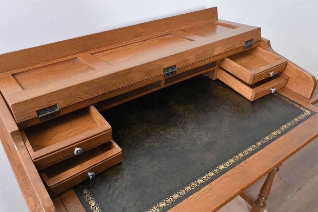中古　イギリス　WOOD BROS(ウッド・ブロス)　Old charm(オールドチャーム)　日本では廃番の希少品!!　オーク材　彫刻入りのクラシカルなライティングデスク　(R-091954)