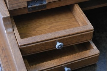 中古　イギリス　WOOD BROS(ウッド・ブロス)　Old charm(オールドチャーム)　日本では廃番の希少品!!　オーク材　彫刻入りのクラシカルなライティングデスク　(R-091954)