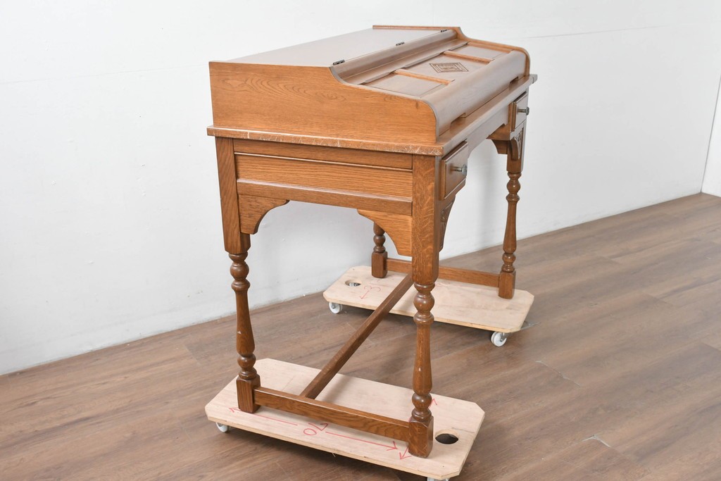 中古　イギリス　WOOD BROS(ウッド・ブロス)　Old charm(オールドチャーム)　日本では廃番の希少品!!　オーク材　彫刻入りのクラシカルなライティングデスク　(R-091954)