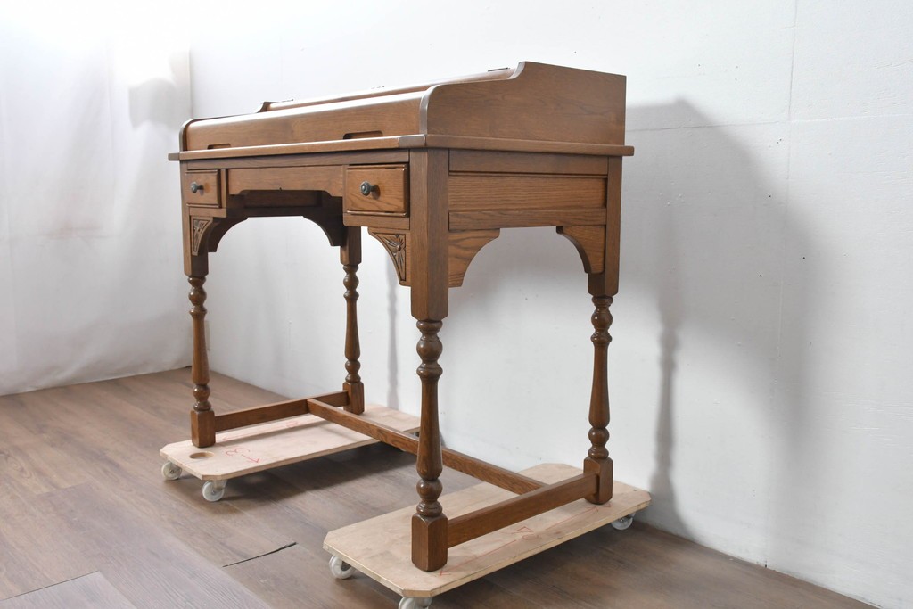 中古　イギリス　WOOD BROS(ウッド・ブロス)　Old charm(オールドチャーム)　日本では廃番の希少品!!　オーク材　彫刻入りのクラシカルなライティングデスク　(R-091954)