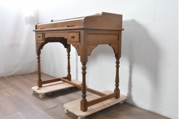 中古　イギリス　WOOD BROS(ウッド・ブロス)　Old charm(オールドチャーム)　日本では廃番の希少品!!　オーク材　彫刻入りのクラシカルなライティングデスク　(R-091954)