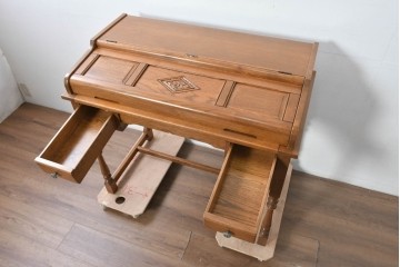 中古　イギリス　WOOD BROS(ウッド・ブロス)　Old charm(オールドチャーム)　日本では廃番の希少品!!　オーク材　彫刻入りのクラシカルなライティングデスク　(R-091954)