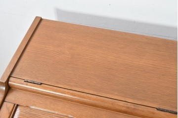 中古　イギリス　WOOD BROS(ウッド・ブロス)　Old charm(オールドチャーム)　日本では廃番の希少品!!　オーク材　彫刻入りのクラシカルなライティングデスク　(R-091954)