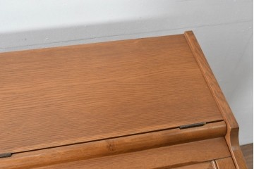 中古　イギリス　WOOD BROS(ウッド・ブロス)　Old charm(オールドチャーム)　日本では廃番の希少品!!　オーク材　彫刻入りのクラシカルなライティングデスク　(R-091954)