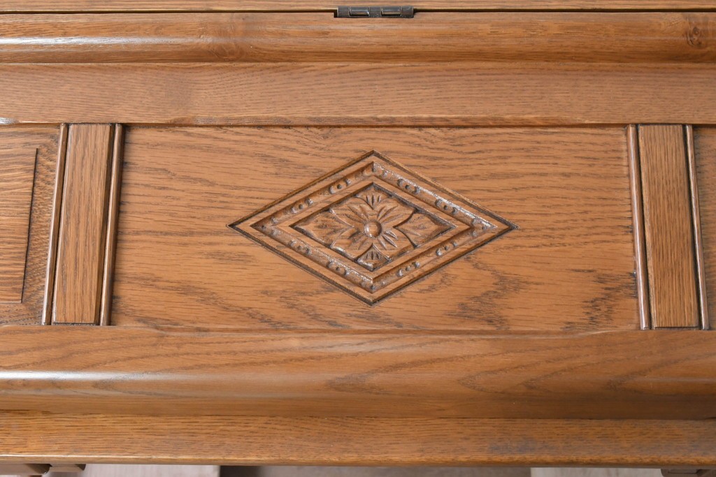 中古　イギリス　WOOD BROS(ウッド・ブロス)　Old charm(オールドチャーム)　日本では廃番の希少品!!　オーク材　彫刻入りのクラシカルなライティングデスク　(R-091954)