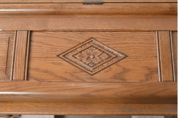 中古　イギリス　WOOD BROS(ウッド・ブロス)　Old charm(オールドチャーム)　日本では廃番の希少品!!　オーク材　彫刻入りのクラシカルなライティングデスク　(R-091954)