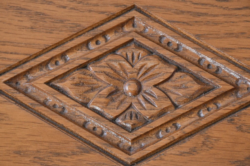 中古　イギリス　WOOD BROS(ウッド・ブロス)　Old charm(オールドチャーム)　日本では廃番の希少品!!　オーク材　彫刻入りのクラシカルなライティングデスク　(R-091954)