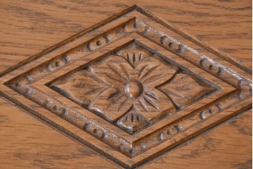 中古　イギリス　WOOD BROS(ウッド・ブロス)　Old charm(オールドチャーム)　日本では廃番の希少品!!　オーク材　彫刻入りのクラシカルなライティングデスク　(R-091954)