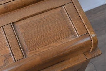 中古　イギリス　WOOD BROS(ウッド・ブロス)　Old charm(オールドチャーム)　日本では廃番の希少品!!　オーク材　彫刻入りのクラシカルなライティングデスク　(R-091954)