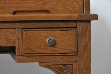 中古　イギリス　WOOD BROS(ウッド・ブロス)　Old charm(オールドチャーム)　日本では廃番の希少品!!　オーク材　彫刻入りのクラシカルなライティングデスク　(R-091954)