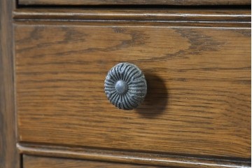 中古　イギリス　WOOD BROS(ウッド・ブロス)　Old charm(オールドチャーム)　日本では廃番の希少品!!　オーク材　彫刻入りのクラシカルなライティングデスク　(R-091954)