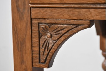 中古　イギリス　WOOD BROS(ウッド・ブロス)　Old charm(オールドチャーム)　日本では廃番の希少品!!　オーク材　彫刻入りのクラシカルなライティングデスク　(R-091954)