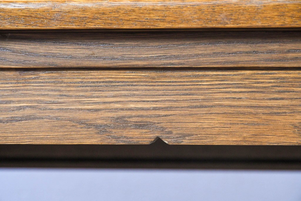 中古　イギリス　WOOD BROS(ウッド・ブロス)　Old charm(オールドチャーム)　日本では廃番の希少品!!　オーク材　彫刻入りのクラシカルなライティングデスク　(R-091954)