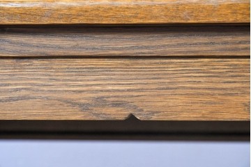 中古　イギリス　WOOD BROS(ウッド・ブロス)　Old charm(オールドチャーム)　日本では廃番の希少品!!　オーク材　彫刻入りのクラシカルなライティングデスク　(R-091954)