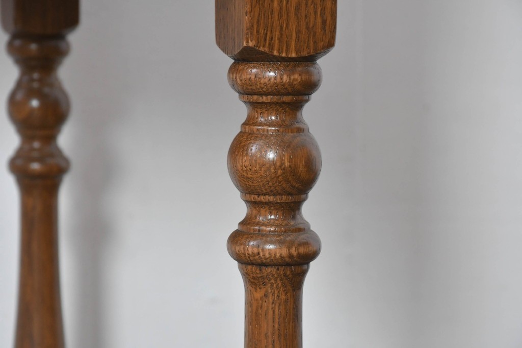 中古　イギリス　WOOD BROS(ウッド・ブロス)　Old charm(オールドチャーム)　日本では廃番の希少品!!　オーク材　彫刻入りのクラシカルなライティングデスク　(R-091954)