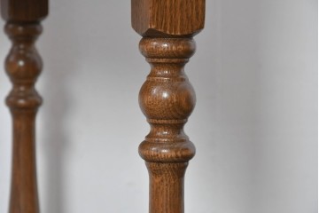 中古　イギリス　WOOD BROS(ウッド・ブロス)　Old charm(オールドチャーム)　日本では廃番の希少品!!　オーク材　彫刻入りのクラシカルなライティングデスク　(R-091954)