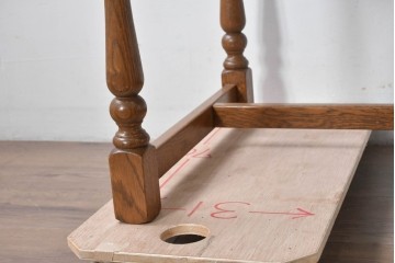 中古　イギリス　WOOD BROS(ウッド・ブロス)　Old charm(オールドチャーム)　日本では廃番の希少品!!　オーク材　彫刻入りのクラシカルなライティングデスク　(R-091954)