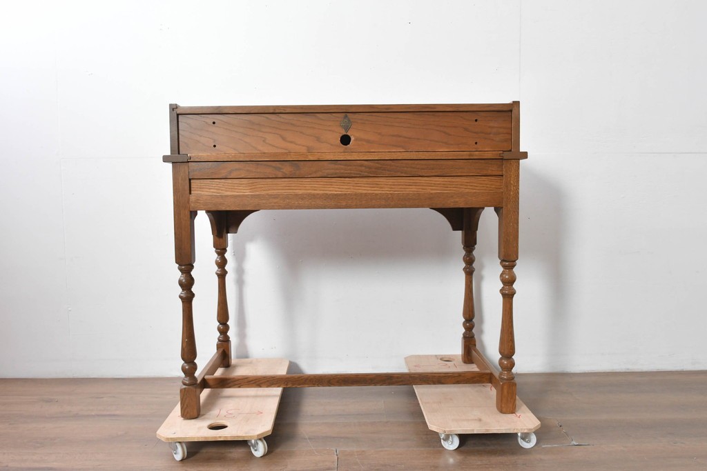 中古　イギリス　WOOD BROS(ウッド・ブロス)　Old charm(オールドチャーム)　日本では廃番の希少品!!　オーク材　彫刻入りのクラシカルなライティングデスク　(R-091954)
