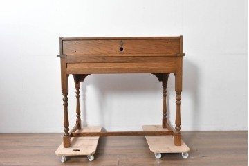 中古　イギリス　WOOD BROS(ウッド・ブロス)　Old charm(オールドチャーム)　日本では廃番の希少品!!　オーク材　彫刻入りのクラシカルなライティングデスク　(R-091954)
