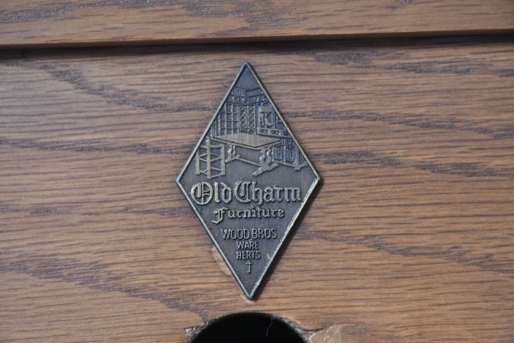 中古　イギリス　WOOD BROS(ウッド・ブロス)　Old charm(オールドチャーム)　日本では廃番の希少品!!　オーク材　彫刻入りのクラシカルなライティングデスク　(R-091954)