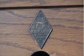 中古　イギリス　WOOD BROS(ウッド・ブロス)　Old charm(オールドチャーム)　日本では廃番の希少品!!　オーク材　彫刻入りのクラシカルなライティングデスク　(R-091954)