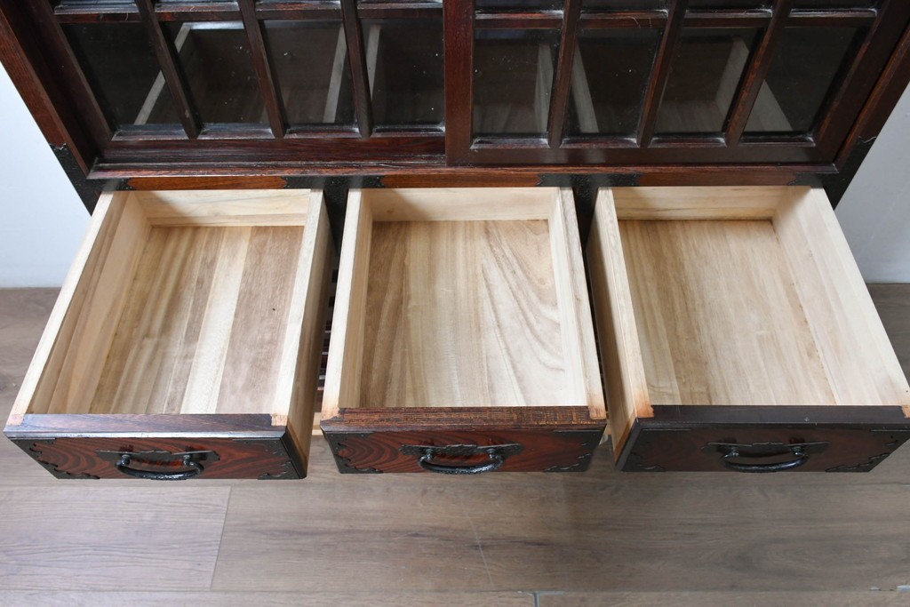 中古　美品　志太民芸家具　重厚な金具と美しい木目が目を引く格子茶箪笥　(R-091958)