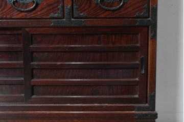 中古　美品　志太民芸家具　重厚な金具と美しい木目が目を引く格子茶箪笥　(R-091958)