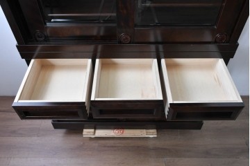 中古　超美品　星野民芸(星野民藝)　深みのある木色と縦格子の引き戸が特徴的な高山式食器棚　(R-091964)