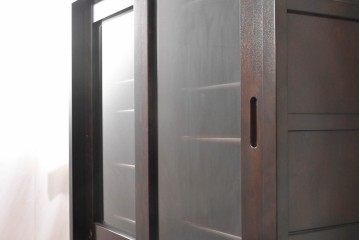 中古　超美品　星野民芸(星野民藝)　深みのある木色と縦格子の引き戸が特徴的な高山式食器棚　(R-091964)