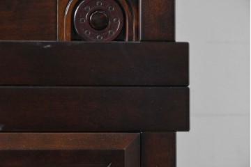 中古　超美品　星野民芸(星野民藝)　深みのある木色と縦格子の引き戸が特徴的な高山式食器棚　(R-091964)