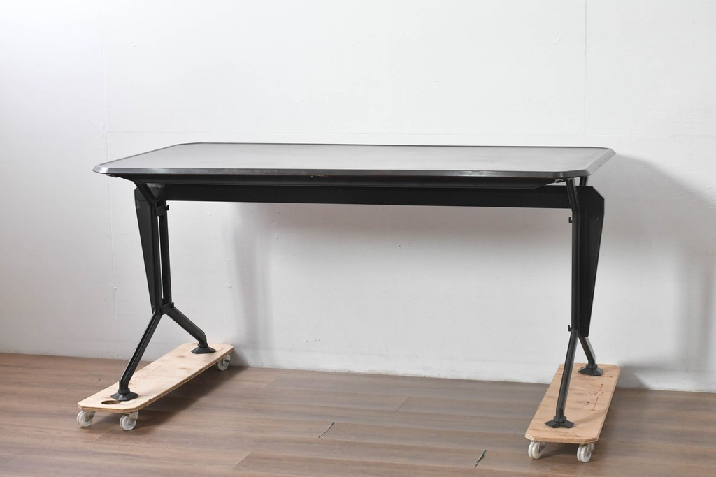 イタリアヴィンテージ　1960年頃　Olivetti(オリヴェッティ)　Arco Desk(アルコデスク)　直線的なフォルムが魅力のモダンなデスク　(R-091970)