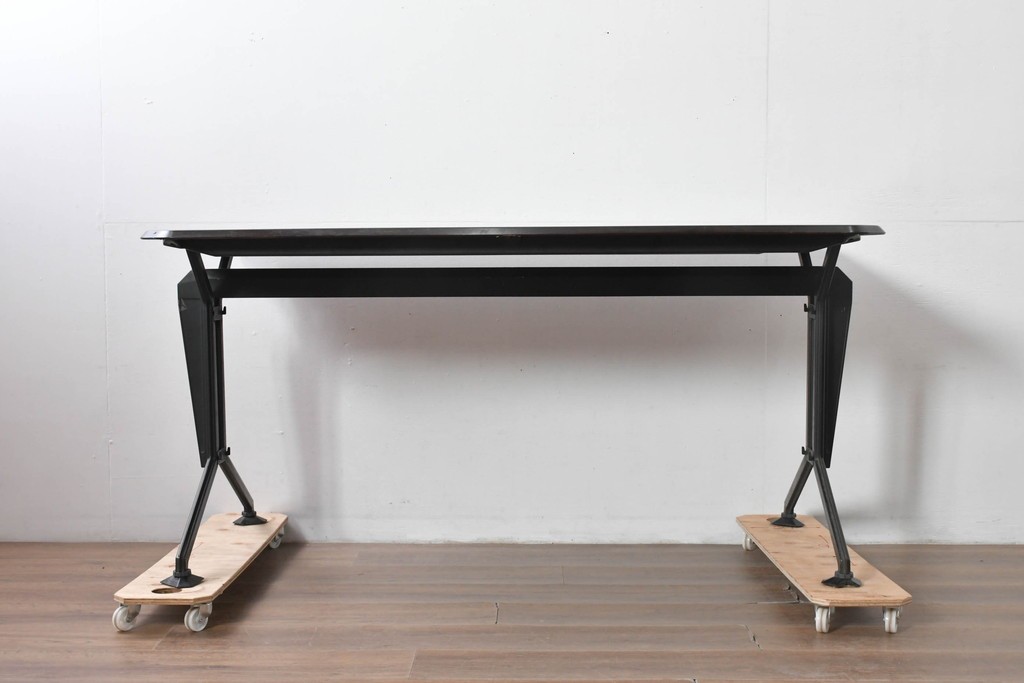 イタリアヴィンテージ　1960年頃　Olivetti(オリヴェッティ)　Arco Desk(アルコデスク)　直線的なフォルムが魅力のモダンなデスク　(R-091970)