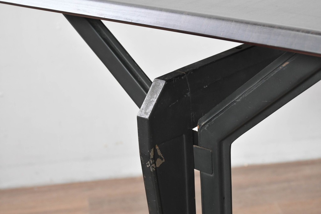 イタリアヴィンテージ　1960年頃　Olivetti(オリヴェッティ)　Arco Desk(アルコデスク)　直線的なフォルムが魅力のモダンなデスク　(R-091970)