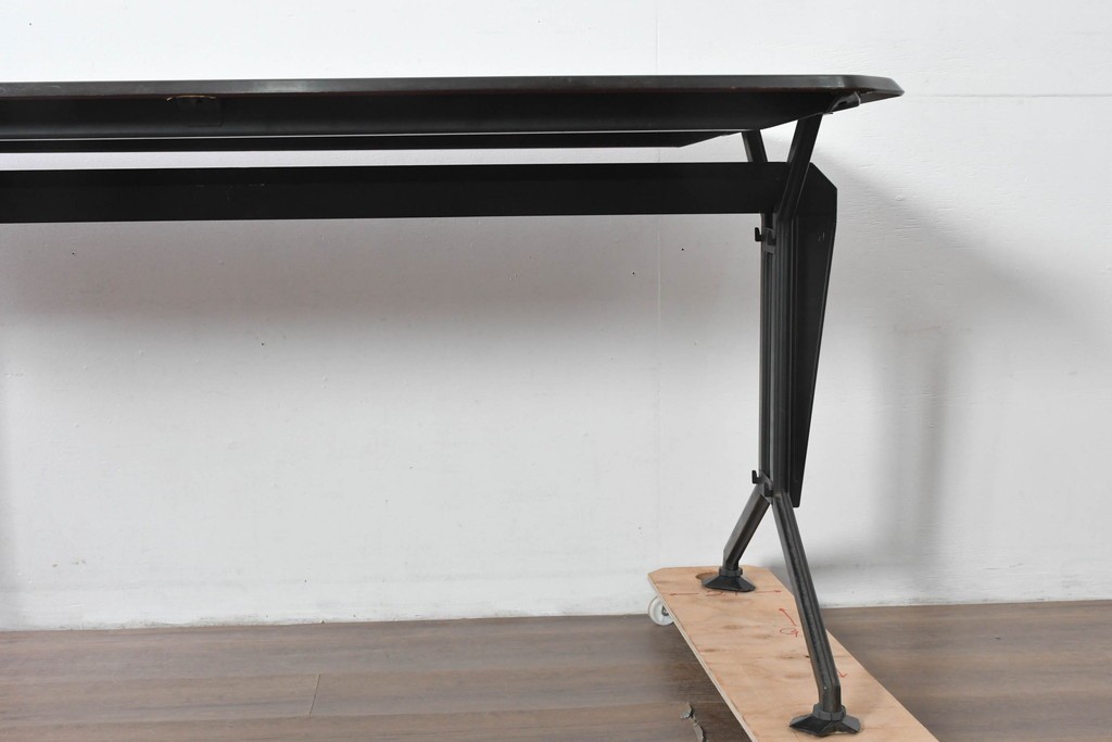 イタリアヴィンテージ　1960年頃　Olivetti(オリヴェッティ)　Arco Desk(アルコデスク)　直線的なフォルムが魅力のモダンなデスク　(R-091970)