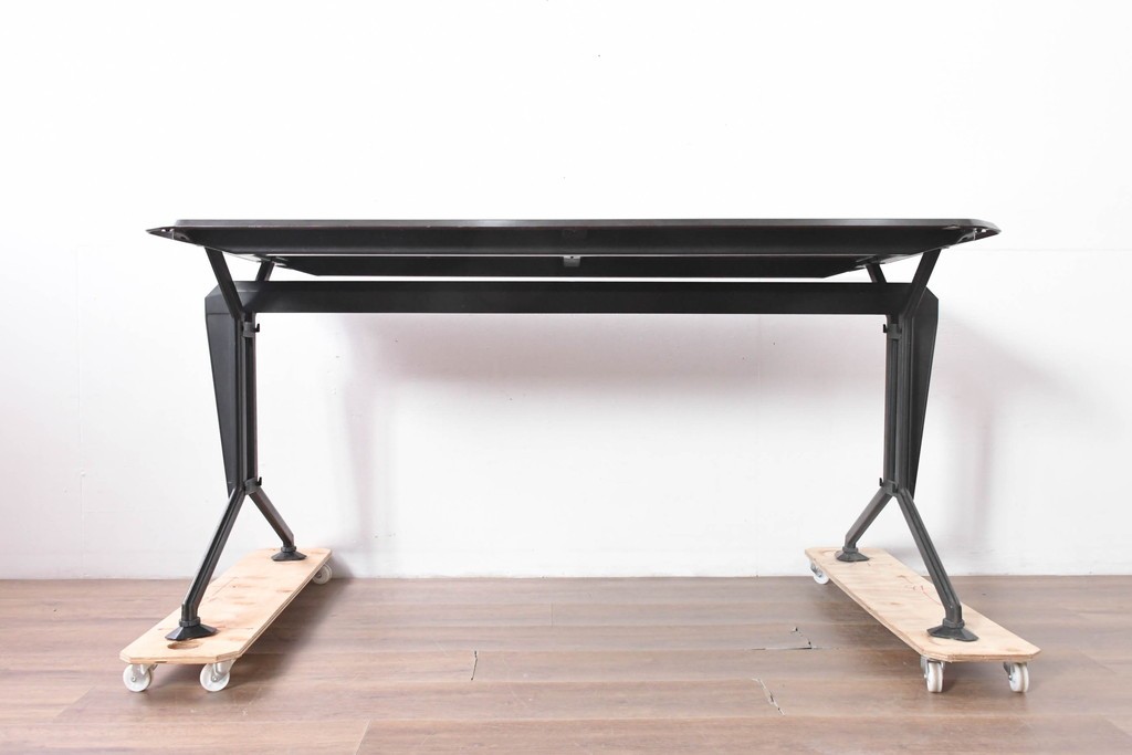 イタリアヴィンテージ　1960年頃　Olivetti(オリヴェッティ)　Arco Desk(アルコデスク)　直線的なフォルムが魅力のモダンなデスク　(R-091970)