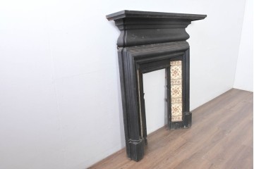 【簡易リペア限定品】　イギリスアンティーク　1920年頃　鋳物!!　黒いフレームと花柄タイルがシックなマントルピース　(R-091982)