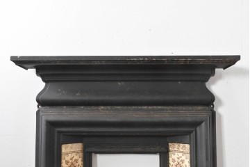 【簡易リペア限定品】　イギリスアンティーク　1920年頃　鋳物!!　黒いフレームと花柄タイルがシックなマントルピース　(R-091982)