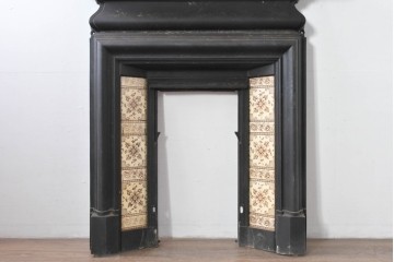 【簡易リペア限定品】　イギリスアンティーク　1920年頃　鋳物!!　黒いフレームと花柄タイルがシックなマントルピース　(R-091982)