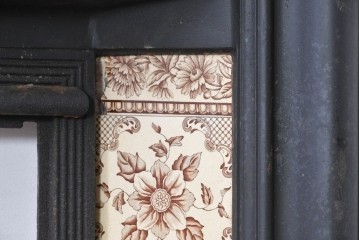 【簡易リペア限定品】　イギリスアンティーク　1920年頃　鋳物!!　黒いフレームと花柄タイルがシックなマントルピース　(R-091982)