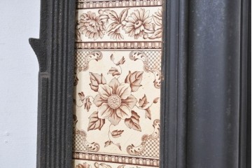 【簡易リペア限定品】　イギリスアンティーク　1920年頃　鋳物!!　黒いフレームと花柄タイルがシックなマントルピース　(R-091982)