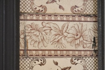 【簡易リペア限定品】　イギリスアンティーク　1920年頃　鋳物!!　黒いフレームと花柄タイルがシックなマントルピース　(R-091982)