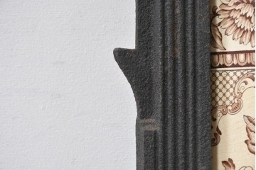 【簡易リペア限定品】　イギリスアンティーク　1920年頃　鋳物!!　黒いフレームと花柄タイルがシックなマントルピース　(R-091982)