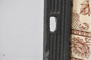 【簡易リペア限定品】　イギリスアンティーク　1920年頃　鋳物!!　黒いフレームと花柄タイルがシックなマントルピース　(R-091982)