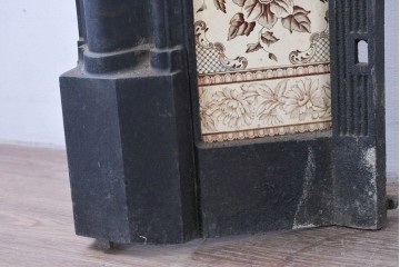 【簡易リペア限定品】　イギリスアンティーク　1920年頃　鋳物!!　黒いフレームと花柄タイルがシックなマントルピース　(R-091982)