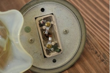 ヨーロッパアンティーク　1940年頃　淡いイエローの色合いと花びらのようなフリルが美しいペンダントライト　(R-091988)